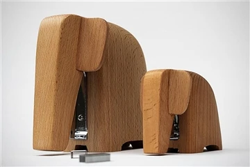 Riuscite a immaginare questo elefante come una pinzatrice di legno?