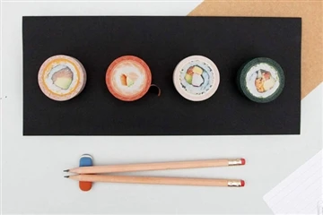 Non puoi mangiare questi gustosi sushi, dato che sono nastri adesivi